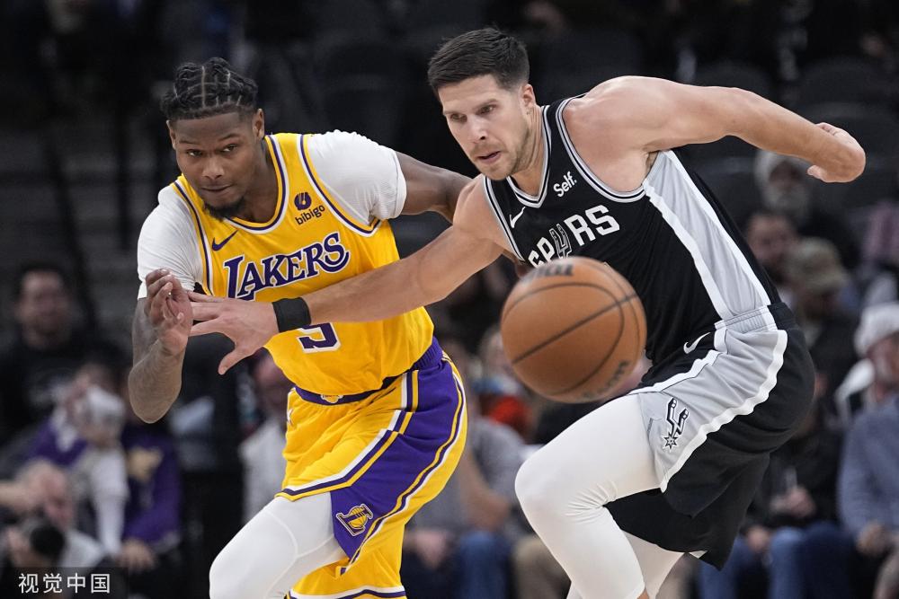 与许多年轻 与许多年轻