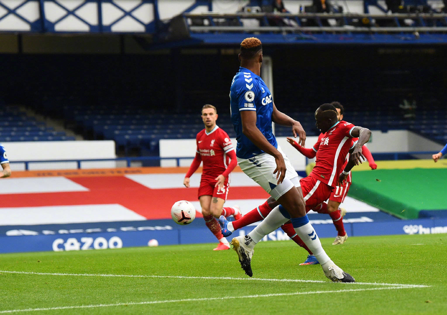 坚持在世界 坚持在世界